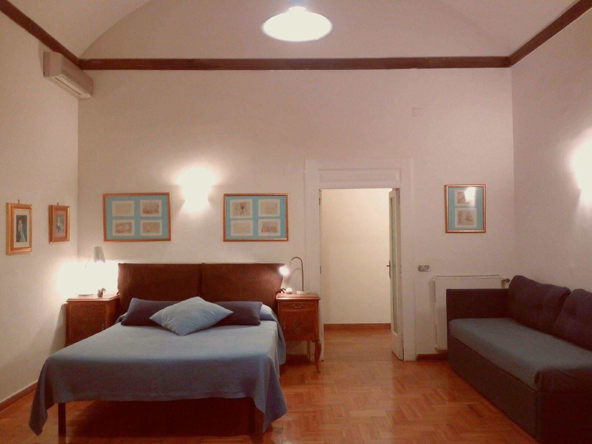 B&B Amedeo Napoli Bagian luar foto