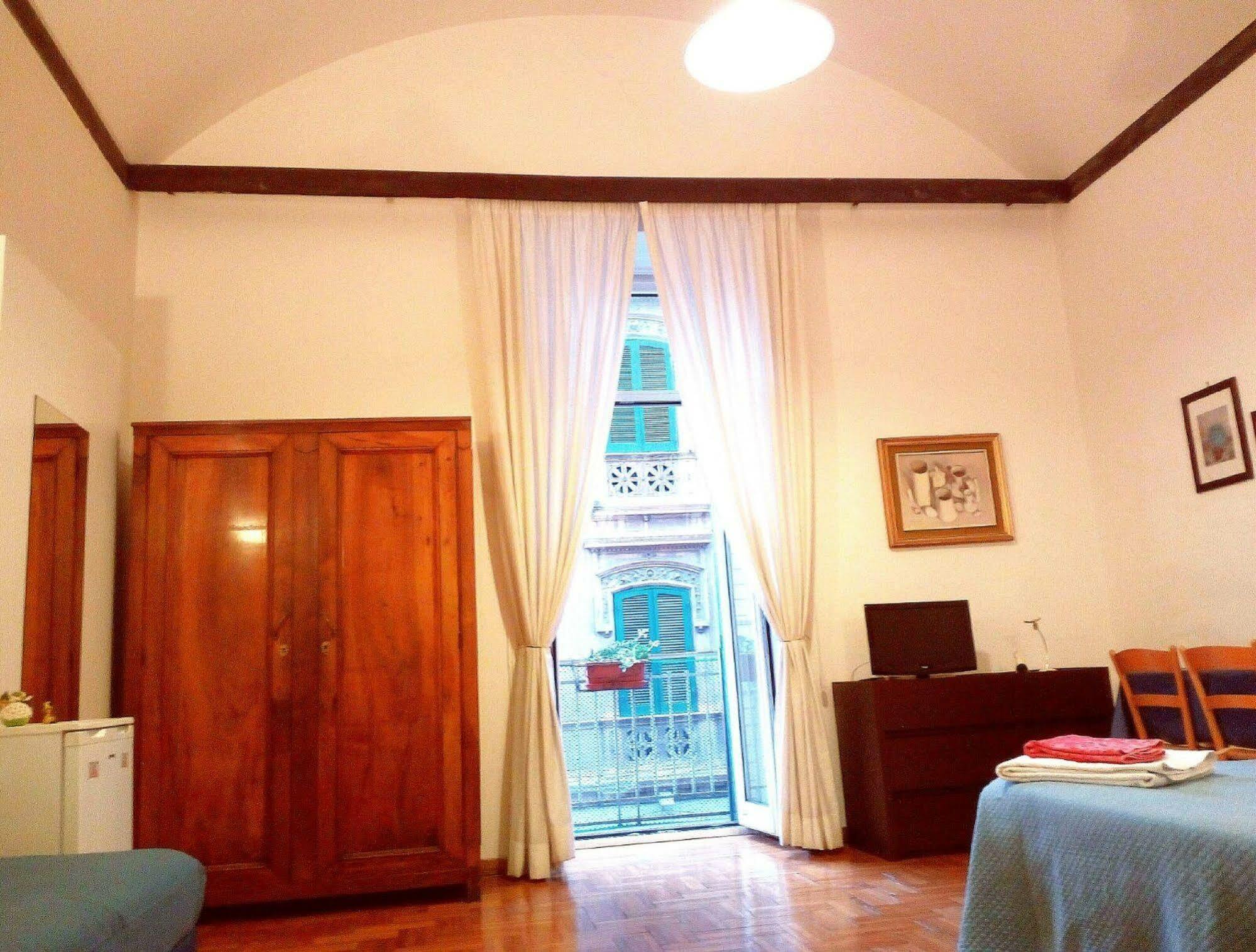 B&B Amedeo Napoli Bagian luar foto