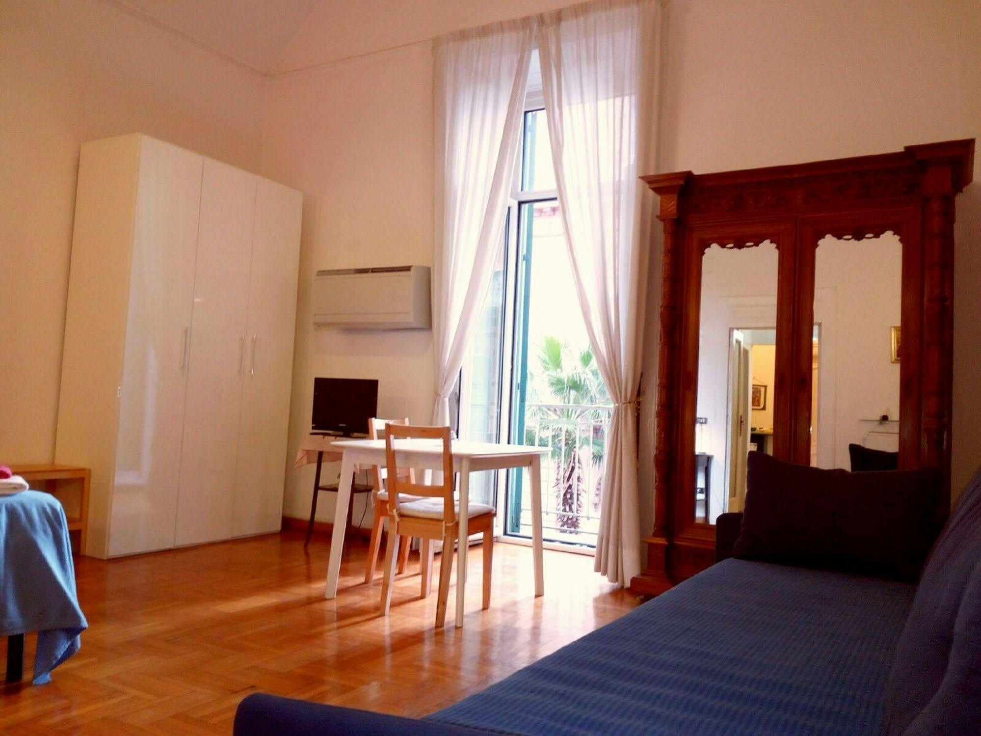 B&B Amedeo Napoli Bagian luar foto